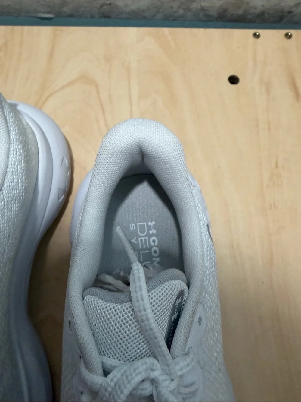 white Under Armour Infinite running shoes women’s size 7.5